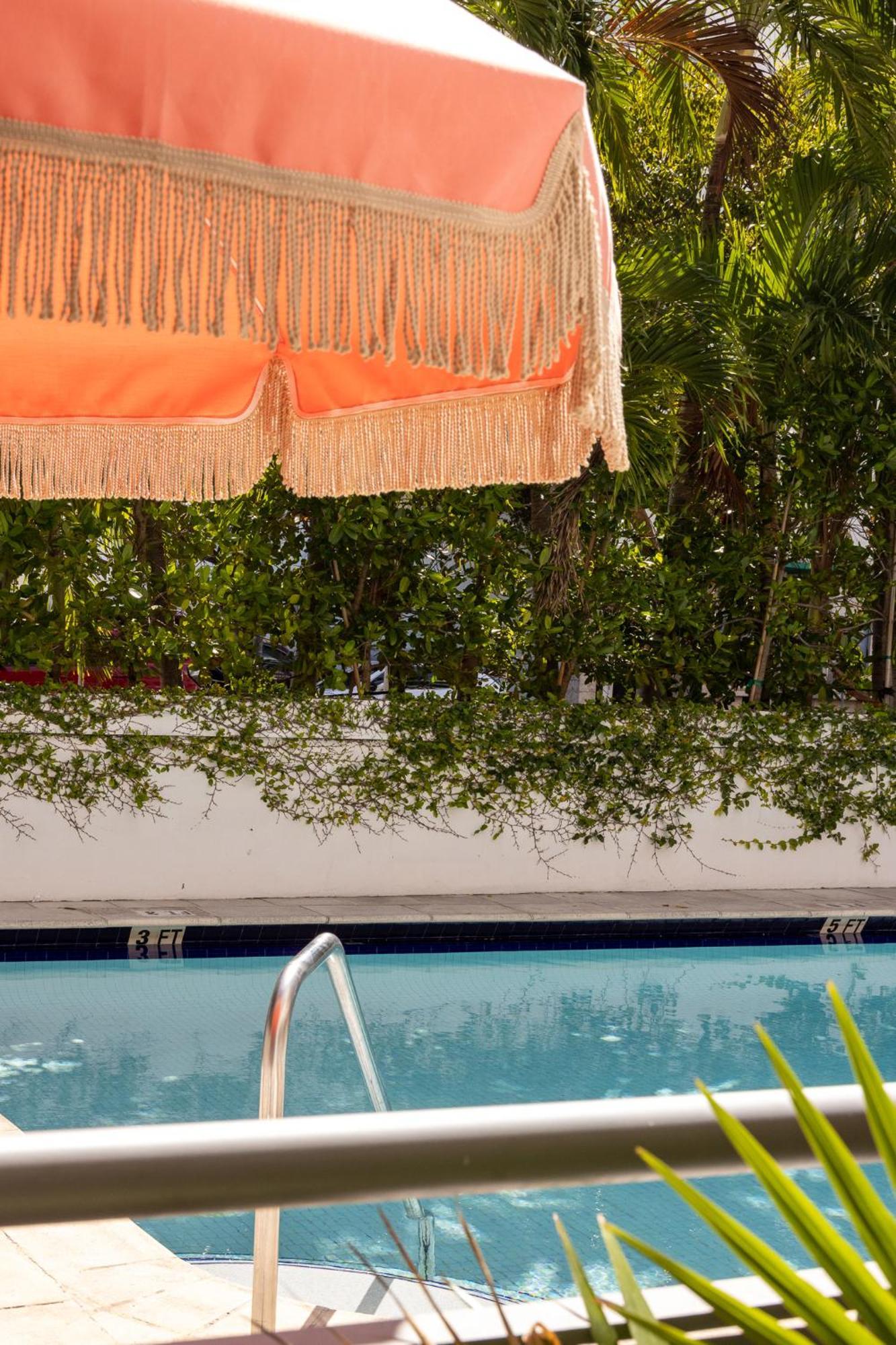 Crest Hotel Suites Miami Beach Bagian luar foto